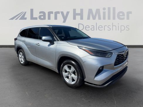 Used 2022 Toyota Highlander LE FWD image 7