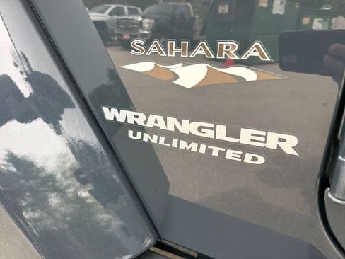 Used 2017 Jeep Wrangler Unlimited Sahara w/ Connectivity Group AWD/4WD image 9
