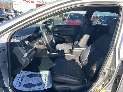 Used 2015 Toyota Camry SE image 2