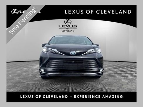 Used 2021 Toyota Sienna Platinum AWD/4WD image 1