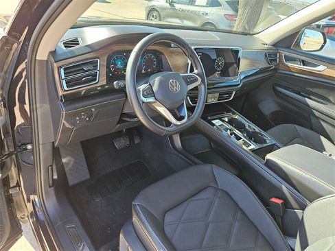 Used 2025 Volkswagen Atlas SE image 13