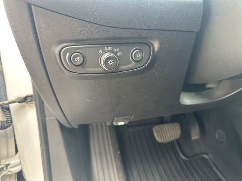 Used 2018 Chevrolet Equinox Premier FWD image 11