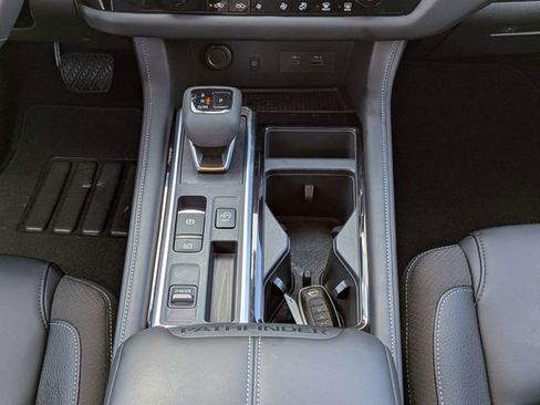 Used 2025 Nissan Pathfinder SL FWD image 22