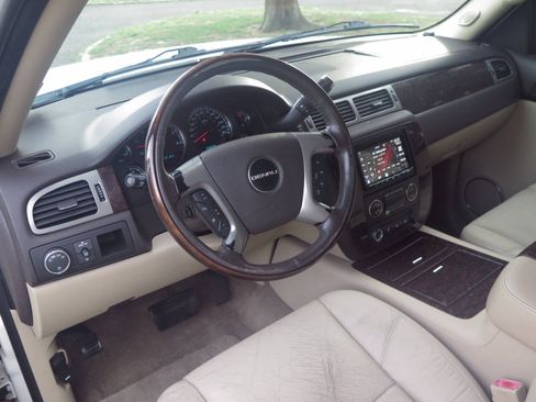 Used 2009 GMC Yukon Denali AWD/4WD image 8
