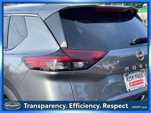 Certified 2022 Nissan Rogue SV w/ SV Premium Package image 11