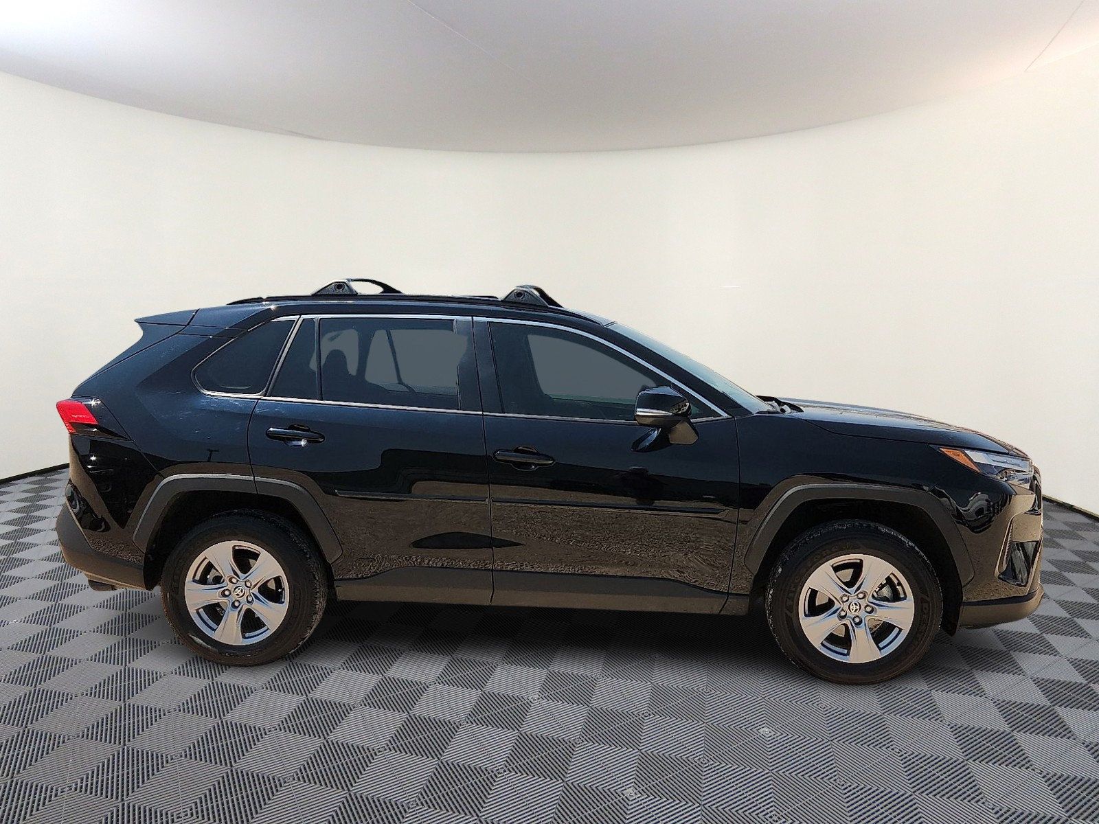Used 2025 Toyota RAV4 XLE w/ Convenience Package AWD/4WD image 5