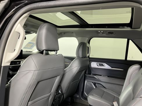 Used 2025 Ford Explorer Active w/ Active Comfort Package image 16