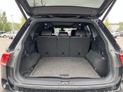 Certified 2024 Volkswagen Tiguan SE R-Line image 17