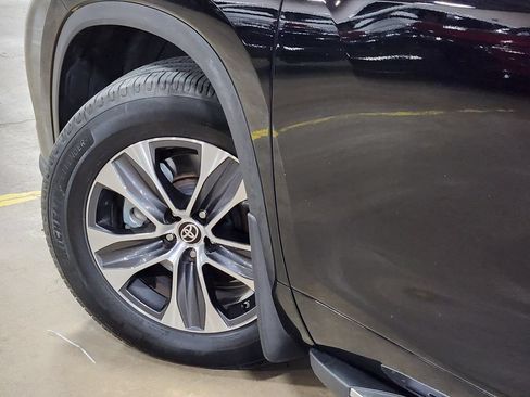 Used 2022 Toyota Highlander XLE FWD image 23