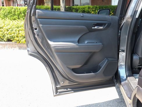 Used 2020 Toyota Highlander XLE image 40