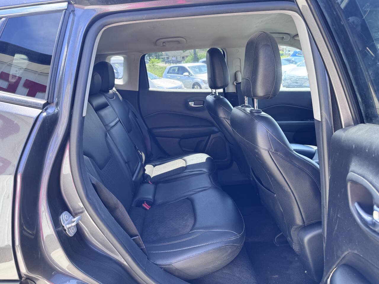 Used 2018 Jeep Compass Latitude w/ Cold Weather Group AWD/4WD image 17