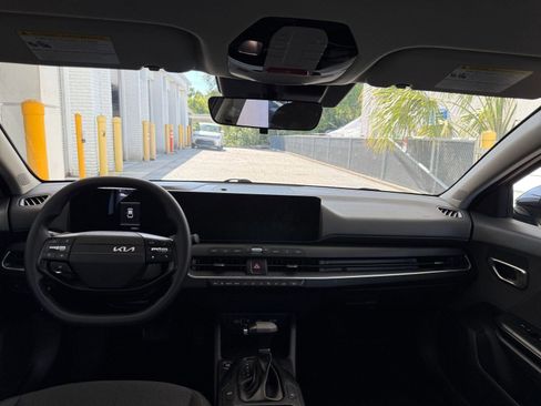 Used 2025 Kia K4 LXS image 32