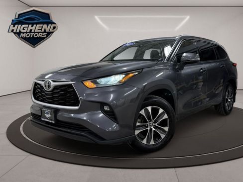 Used 2021 Toyota Highlander XLE AWD/4WD image 2