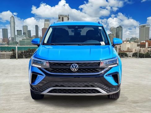 Used 2023 Volkswagen Taos SE FWD image 2