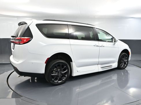 Used 2022 Chrysler Pacifica Touring-L w/ Uconnect Theater Family Group image 6