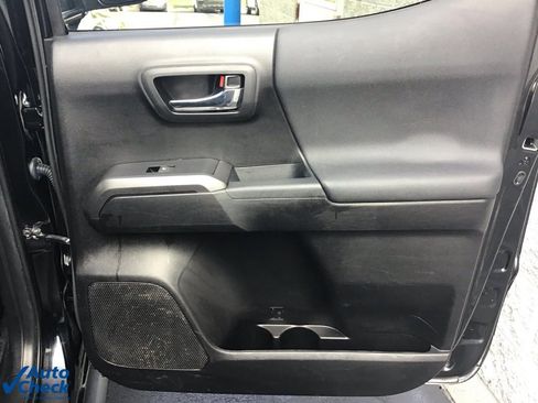 Used 2022 Toyota Tacoma TRD Off-Road image 13