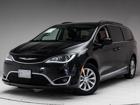 Used 2018 Chrysler Pacifica Touring-L FWD image 1