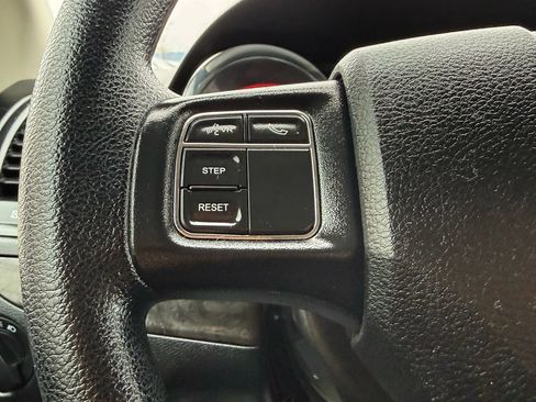Used 2019 Dodge Grand Caravan SE w/ UConnect Hands-Free Group image 33