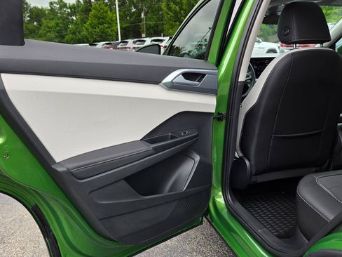 Certified 2025 Volkswagen Taos SE w/ Panoramic Sunroof Package FWD image 39