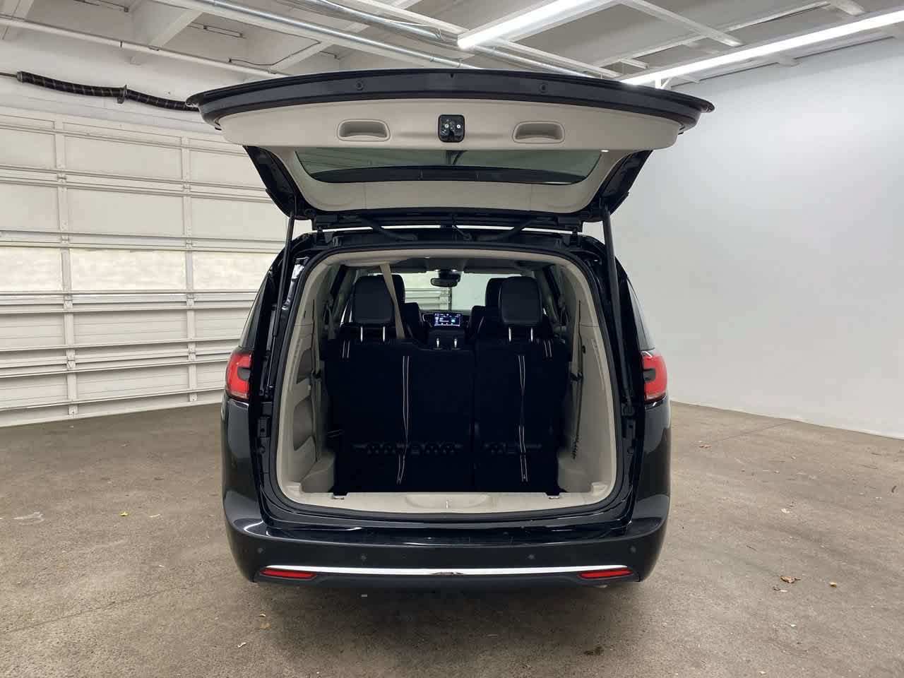 Used 2024 Chrysler Pacifica Touring-L FWD image 29