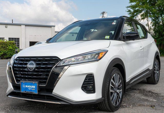 Certified 2023 Nissan Kicks SR w/ SR Premium Package FWD image 3