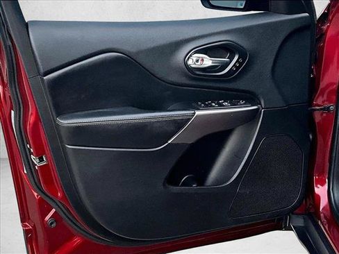 Used 2019 Jeep Cherokee Limited FWD image 17