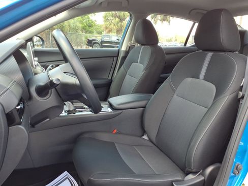 Certified 2025 Nissan Sentra SV image 5