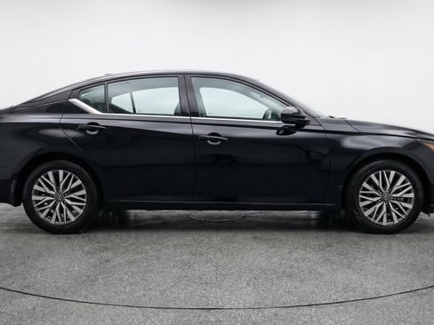 Used 2025 Nissan Altima 2.5 SV FWD image 11