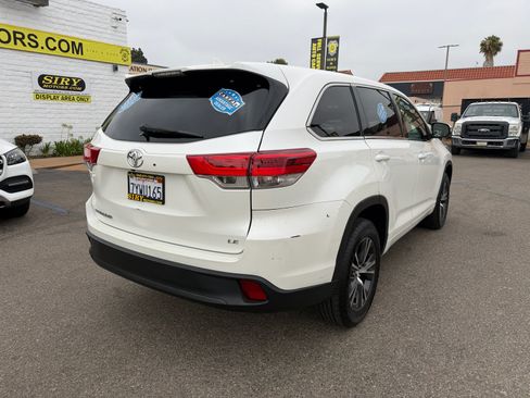 Used 2017 Toyota Highlander Plus w/ Carpet Mat Package FWD image 3