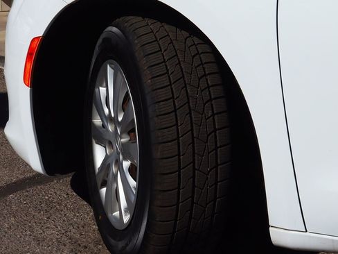 Used 2020 Chrysler Voyager L image 6