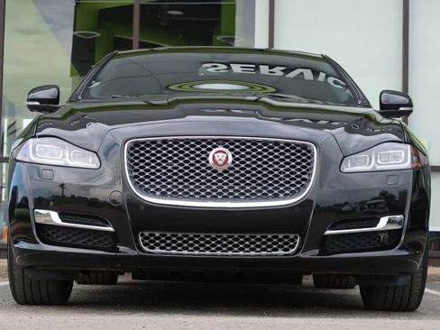 Used 2017 Jaguar XJ R-Sport image 3