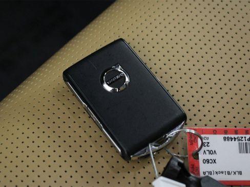 Certified 2023 Volvo XC60 B6 Ultimate w/ Protection Package Premier image 33