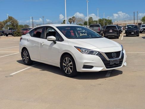 Used 2020 Nissan Versa SV image 3