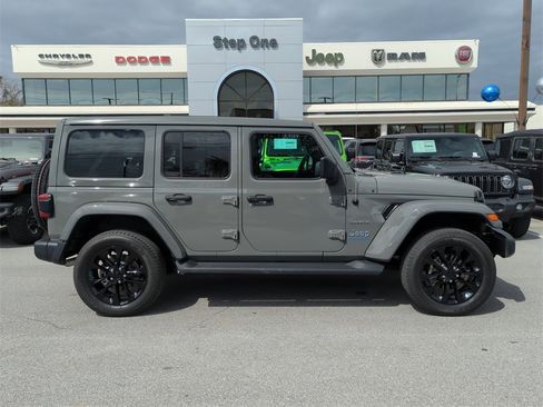 Used 2023 Jeep Wrangler Unlimited Sahara w/ Cold Weather Group image 4