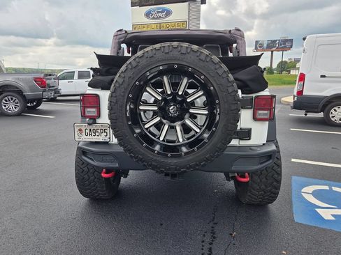 Used 2017 Jeep Wrangler Unlimited Rubicon AWD/4WD image 7