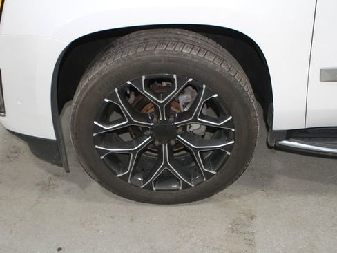 Used 2018 Cadillac Escalade ESV Luxury AWD/4WD image 12