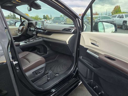 Used 2023 Toyota Sienna Platinum image 10