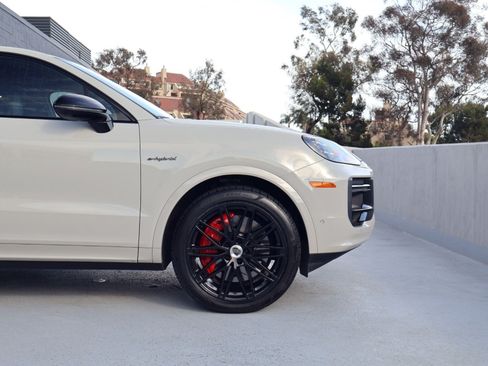 Certified 2025 Porsche Cayenne Turbo w/ Technology Package AWD/4WD image 11