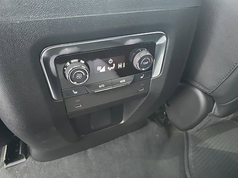 Used 2025 Chevrolet Suburban High Country image 13