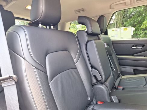 Used 2025 Nissan Pathfinder SL FWD image 28