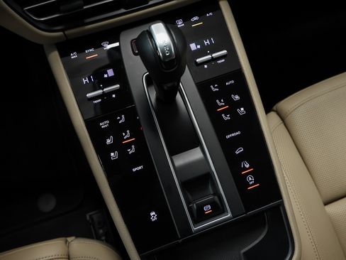 Used 2025 Porsche Macan image 30