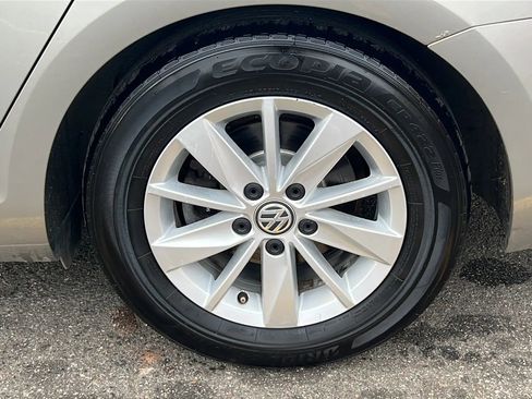 Used 2017 Volkswagen Golf S image 11