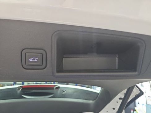 Used 2023 GMC Terrain SLT w/ Infotainment Package II AWD/4WD image 17