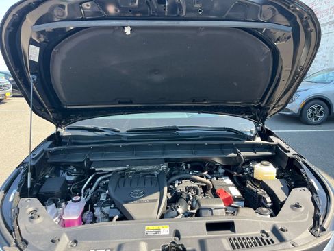 Used 2025 Toyota Highlander LE FWD image 29