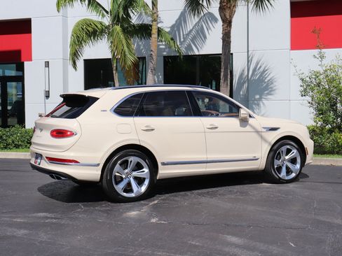 Used 2021 Bentley Bentayga AWD/4WD image 4