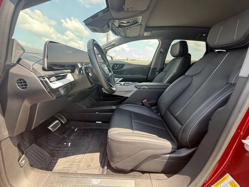 Certified 2025 Cadillac Optiq Sport 2 w/ LPO, Floor Liner Package AWD/4WD image 30
