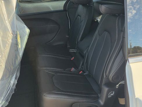 New 2026 Chrysler Pacifica Select image 13