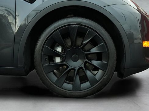 Used 2024 Tesla Model Y 2WD image 13