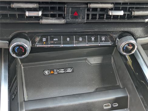 Used 2025 Chevrolet Suburban Z71 image 27