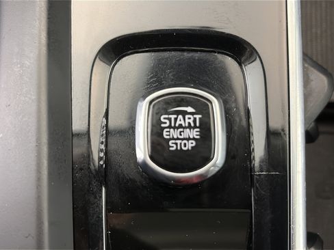 Used 2024 Volvo XC60 B5 Plus image 28